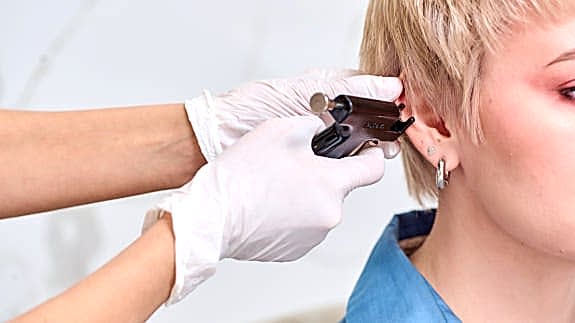 Профессиональный прокол ушей в клинике Алматы косметология Restetica